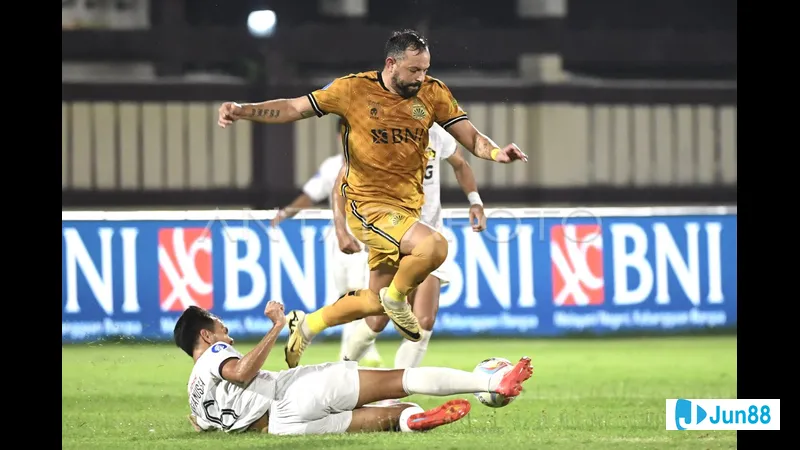 Hình ảnh hành động trong trận đấu giữa Bhayangkara và Persik Kediri Hình ảnh hành động trong trận đấu giữa Bhayangkara và Persik Kediri