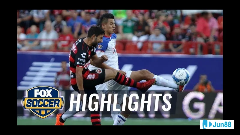 Cầu thủ của Club Tijuana với sự quyết tâm tiến vào vùng cấm đội Cruz Azul Cầu thủ của Club Tijuana với sự quyết tâm tiến vào vùng cấm đội Cruz Azul