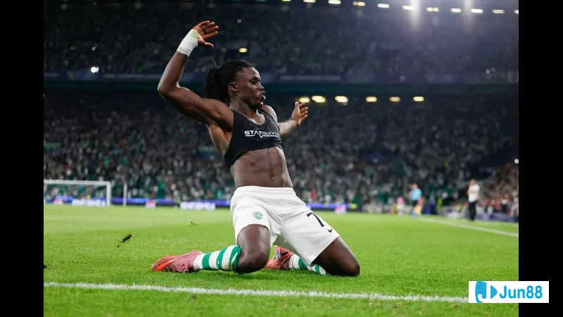 Hậu vệ của Kairat Almaty chặn đứng cú sút của cầu thủ Zhenis Hậu vệ của Kairat Almaty chặn đứng cú sút của cầu thủ Zhenis