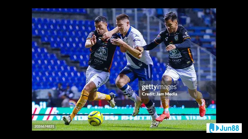 Cầu thủ Puebla và Pachuca tranh chấp bóng trên sân cỏ