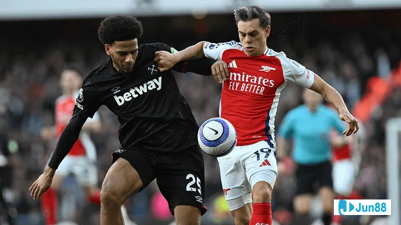 Cầu thủ Arsenal với bóng trước sự áp sát từ cầu thủ West Ham trong trận đấu giữa hai đội Cầu thủ Arsenal với bóng trước sự áp sát từ cầu thủ West Ham trong trận đấu giữa hai đội