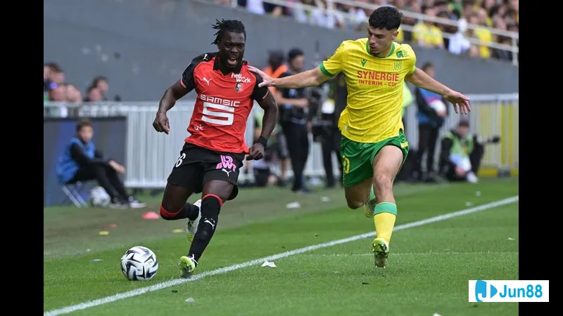 Cầu thủ của Le Havre đang đối mặt với cầu thủ của Rennes trong một pha tranh chấp gay cấn…