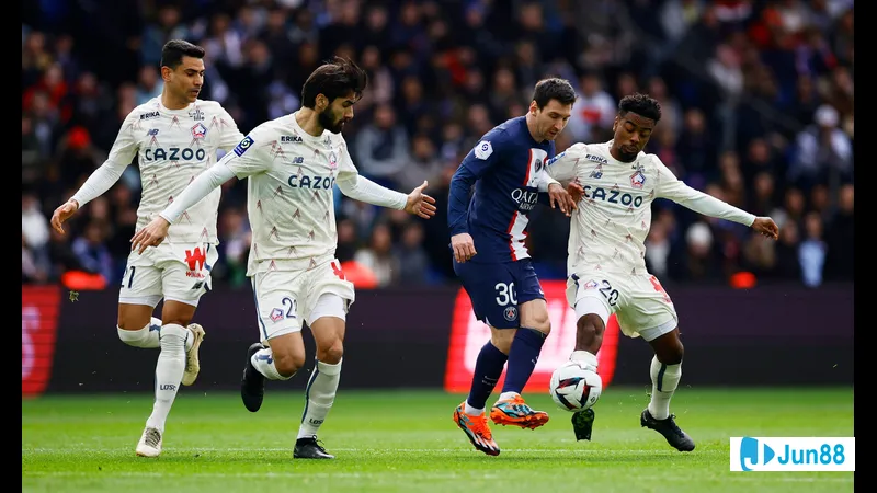 Cầu thủ của PSG với cú sút mạnh mẽ vào khung thành Lille Cầu thủ của PSG với cú sút mạnh mẽ vào khung thành Lille
