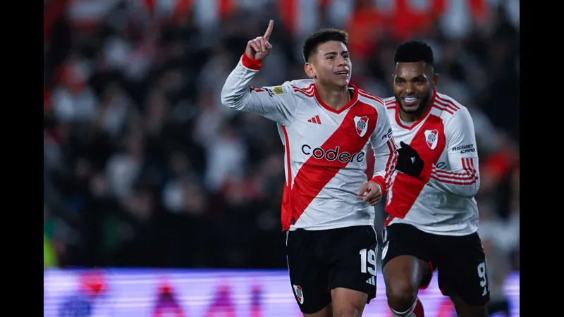 Cầu thủ của River Plate sử dụng kỹ thuật đi bóng qua cầu thủ của Sarmiento Junin.