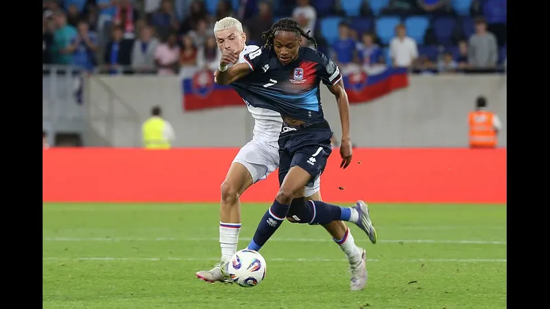 Cầu thủ Slovakia đi bóng qua cầu thủ Luxembourg trong trận đấu bóng đá Cầu thủ Slovakia đi bóng qua cầu thủ Luxembourg trong trận đấu bóng đá