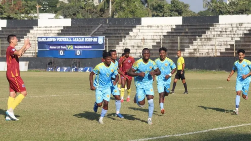Cầu thủ của Arambagh vượt qua cầu thủ của đội Bangladesh Police trong trận đấu bóng đá Cầu thủ của Arambagh vượt qua cầu thủ của đội Bangladesh Police trong trận đấu bóng đá