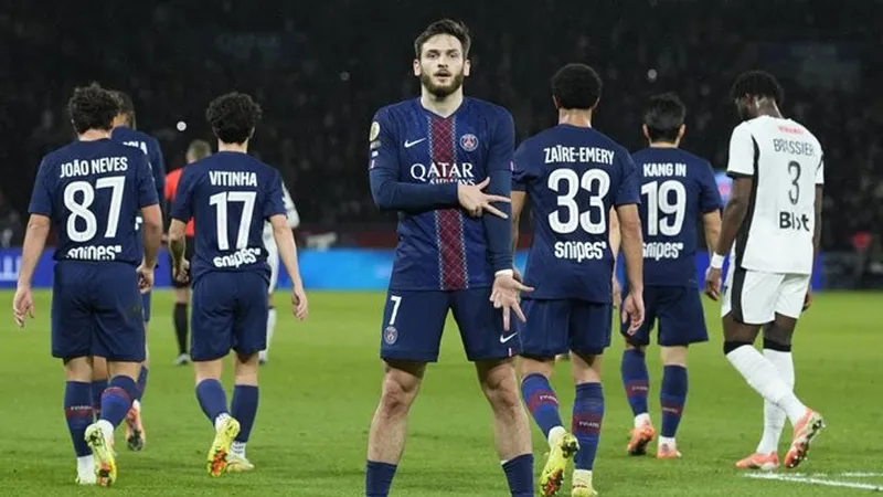Cầu thủ PSG đang nỗ lực cản phá cầu thủ của Athletic Bilbao trong trận đấu