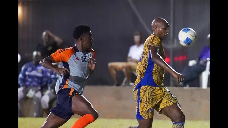 Cầu thủ của Defence Force tận dụng khoảnh khắc để tấn công mạnh mẽ trước phòng ngự của…