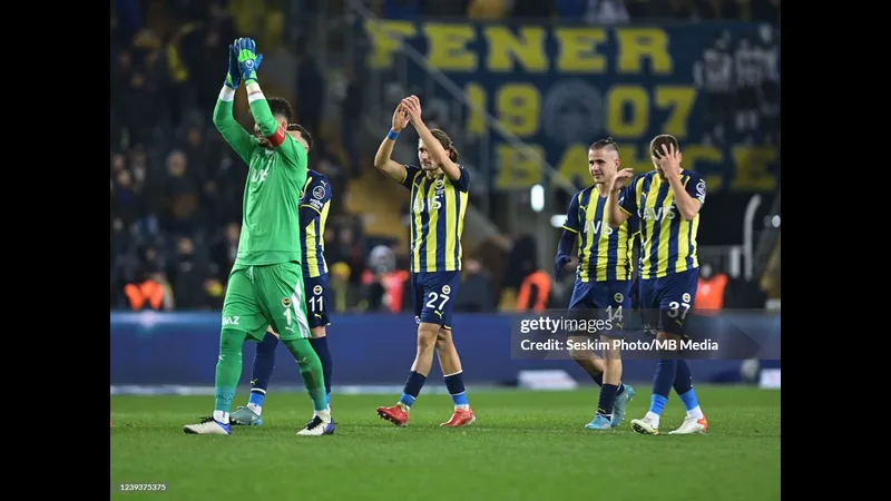 Trận đấu bóng đá giữa Fenerbahce và Konyaspor