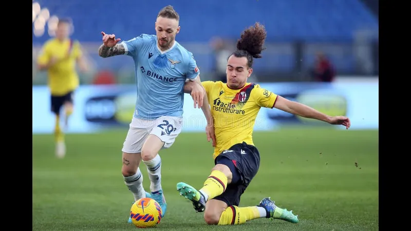 Cầu thủ Lazio vượt qua hậu vệ Bologna bằng kỹ thuật đi bóng tinh tế