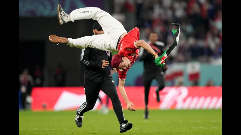 Cầu thủ Palestine đang tạo ra cơ hội ghi bàn trước hàng phòng ngự của Tunisia Cầu thủ Palestine đang tạo ra cơ hội ghi bàn trước hàng phòng ngự của Tunisia