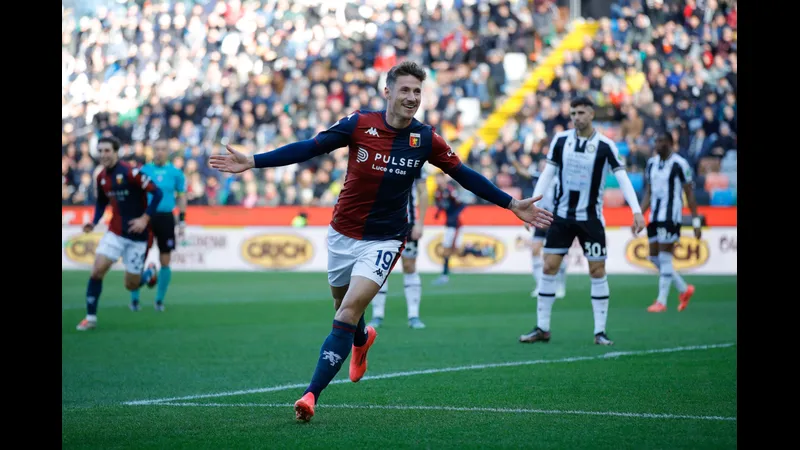 Cầu thủ của Udinese vượt qua cầu thủ Genoa trong trận đấu bóng đá Cầu thủ của Udinese vượt qua cầu thủ Genoa trong trận đấu bóng đá