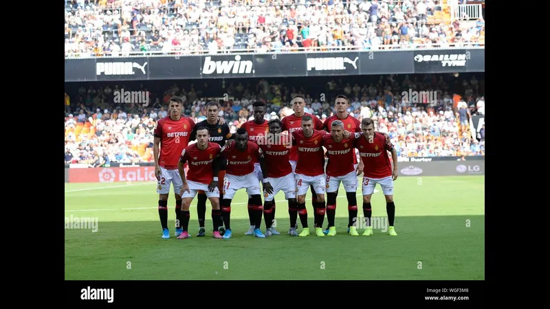 Hậu vệ của đội Valencia ngăn chặn cầu thủ của Mallorca tiến về phía khung thành Hậu vệ của đội Valencia ngăn chặn cầu thủ của Mallorca tiến về phía khung thành