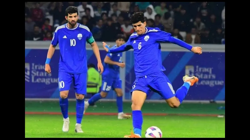 Cầu thủ Al Minaa và Al Shorta tranh chấp quả bóng trên sân cỏ Cầu thủ Al Minaa và Al Shorta tranh chấp quả bóng trên sân cỏ