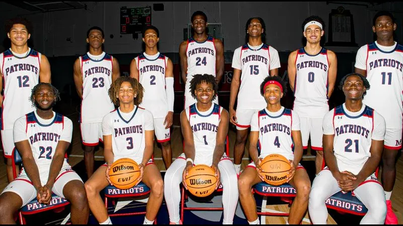 Cầu thủ Miramar đang tấn công mạnh mẽ trước hàng phòng ngự của Paysandu Cầu thủ Miramar đang tấn công mạnh mẽ trước hàng phòng ngự của Paysandu