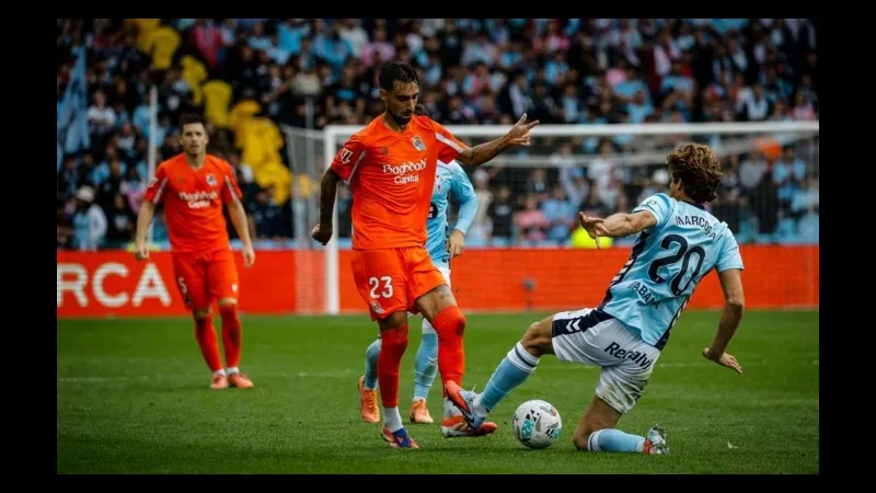 Cầu thủ Paysandu và Miramar đang tranh chấp quả bóng trên sân Cầu thủ Paysandu và Miramar đang tranh chấp quả bóng trên sân