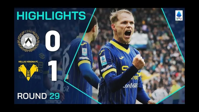 Cầu thủ Verona và Udinese tranh chấp bóng trước khán đài