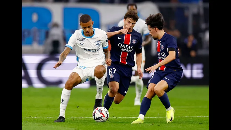 Cầu thủ PSG tấn công quyết liệt trước hàng phòng ngự của Marseille Cầu thủ PSG tấn công quyết liệt trước hàng phòng ngự của Marseille