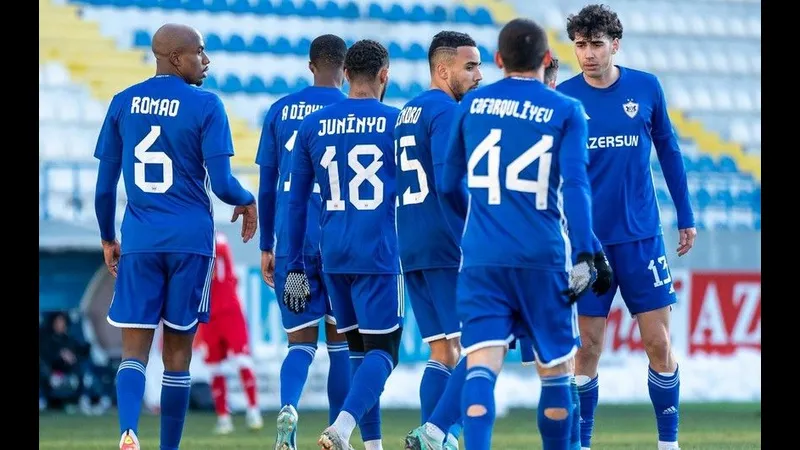 Cầu thủ Azerbaijan và Saint Lucia tranh chấp trong trận đấu quyết liệt Cầu thủ Azerbaijan và Saint Lucia tranh chấp trong trận đấu quyết liệt