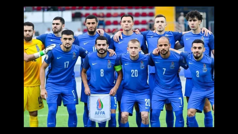 Cầu thủ Azerbaijan và Saint Lucia đang tranh chấp quả bóng trên sân Cầu thủ Azerbaijan và Saint Lucia đang tranh chấp quả bóng trên sân