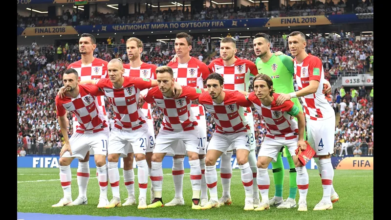 Cầu thủ Croatia đang tung cú sút mạnh mẽ vào khung thành Colombia Cầu thủ Croatia đang tung cú sút mạnh mẽ vào khung thành Colombia