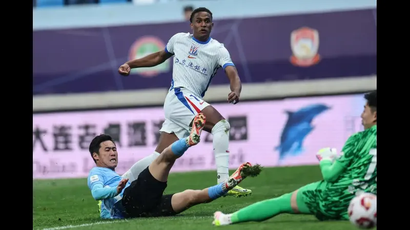 Cầu thủ Dalian Yingbo và Shanghai Port tranh chấp bóng trên sân - Lịch sử đối Cầu thủ Dalian Yingbo và Shanghai Port tranh chấp bóng trên sân - Lịch sử đối