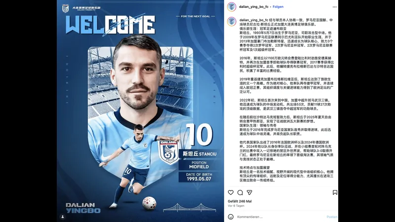 Cầu thủ Dalian Yingbo và Shanghai Port tranh chấp bóng trên sân Cầu thủ Dalian Yingbo và Shanghai Port tranh chấp bóng trên sân