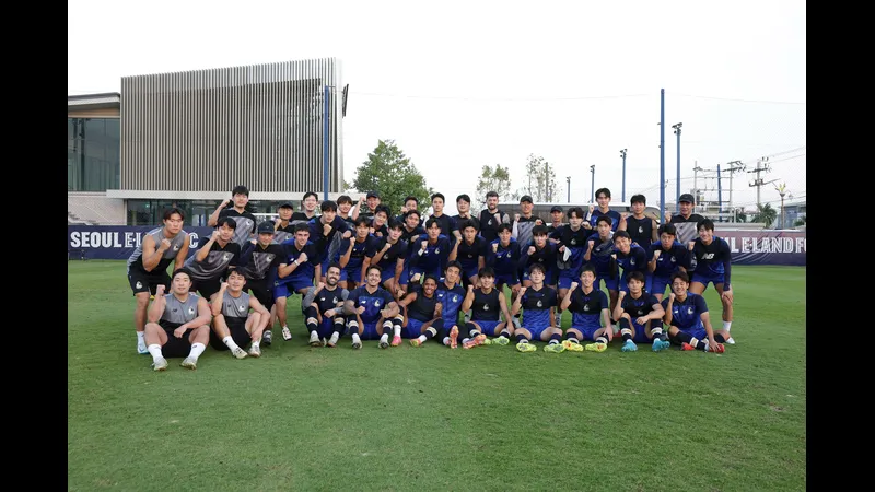 Cầu thủ Deagu và Seoul E đang tranh chấp quyết liệt trên sân Cầu thủ Deagu và Seoul E đang tranh chấp quyết liệt trên sân