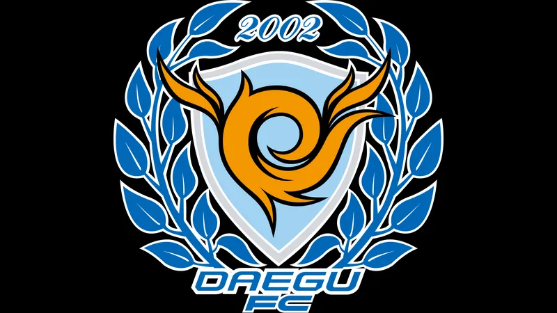 Cầu thủ Deagu và Seoul E đang tranh chấp bóng trên sân cỏ Cầu thủ Deagu và Seoul E đang tranh chấp bóng trên sân cỏ