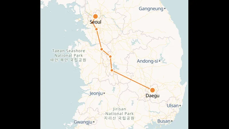 Cầu thủ của Deagu và Seoul E cố gắng tranh chấp quả bóng Cầu thủ của Deagu và Seoul E cố gắng tranh chấp quả bóng