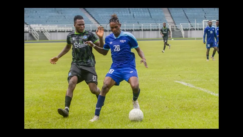 Cầu thủ của Nasarawa United và Rivers United đấu tranh gay gắt trên sân cỏ Cầu thủ của Nasarawa United và Rivers United đấu tranh gay gắt trên sân cỏ