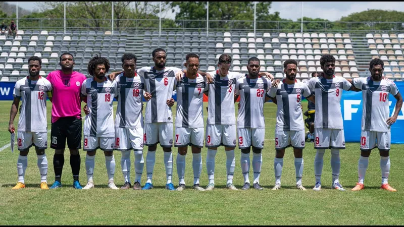 Cầu thủ New Caledonia chạy nhanh để tranh bóng trước Jamaica