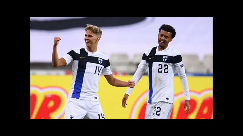 Cầu thủ New Zealand và Phần Lan đang tranh chấp bóng trên sân Cầu thủ New Zealand và Phần Lan đang tranh chấp bóng trên sân