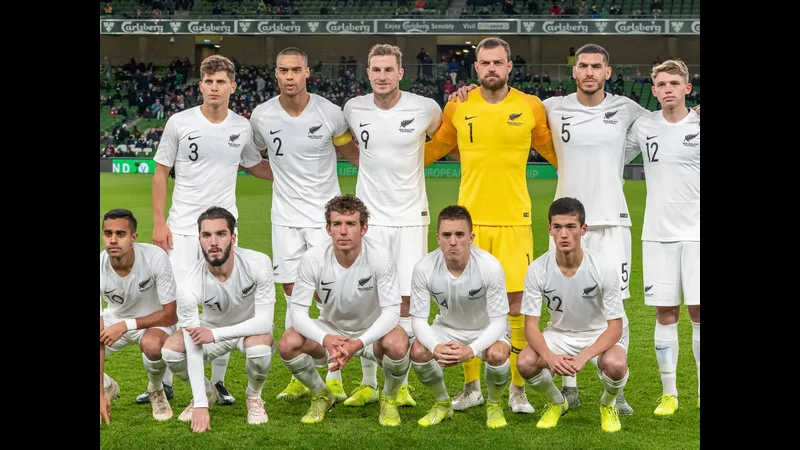 Cầu thủ New Zealand đang tranh chấp bóng với cầu thủ Phần Lan Cầu thủ New Zealand đang tranh chấp bóng với cầu thủ Phần Lan