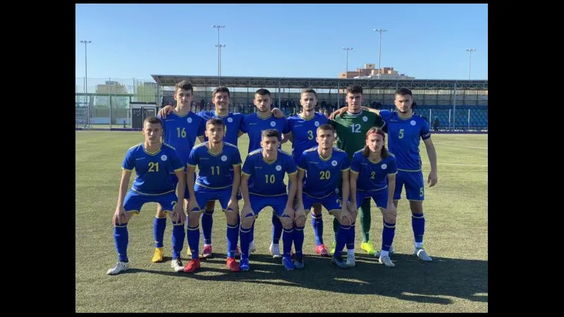 Cầu thủ U19 Kosovo và U19 Thổ Nhĩ Kỳ đua tốc độ trên sân cỏ Cầu thủ U19 Kosovo và U19 Thổ Nhĩ Kỳ đua tốc độ trên sân cỏ