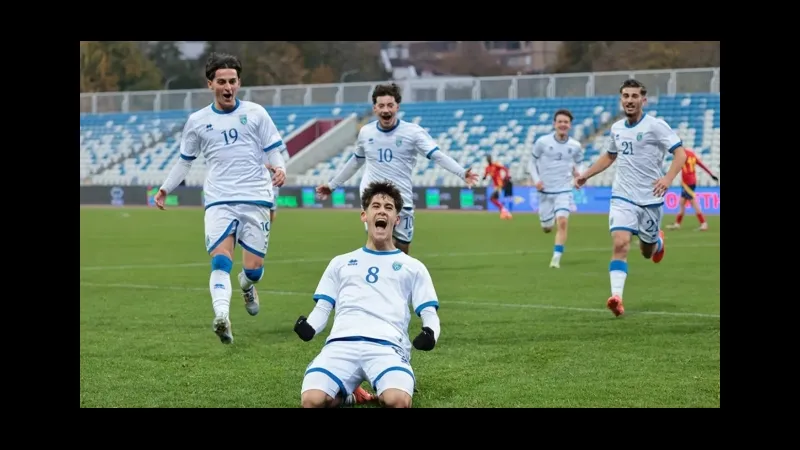 Cầu thủ U19 Kosovo chạy nhanh với bóng trước sự áp đảo từ U19 Thổ Nhĩ Kỳ Cầu thủ U19 Kosovo chạy nhanh với bóng trước sự áp đảo từ U19 Thổ Nhĩ Kỳ