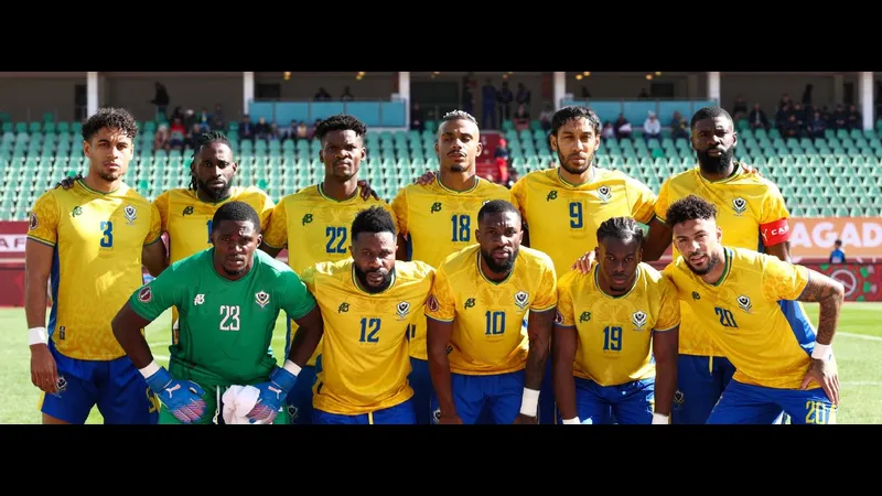 Cầu thủ Uzbekistan và Gabon đua tranh quả phạt góc Cầu thủ Uzbekistan và Gabon đua tranh quả phạt góc