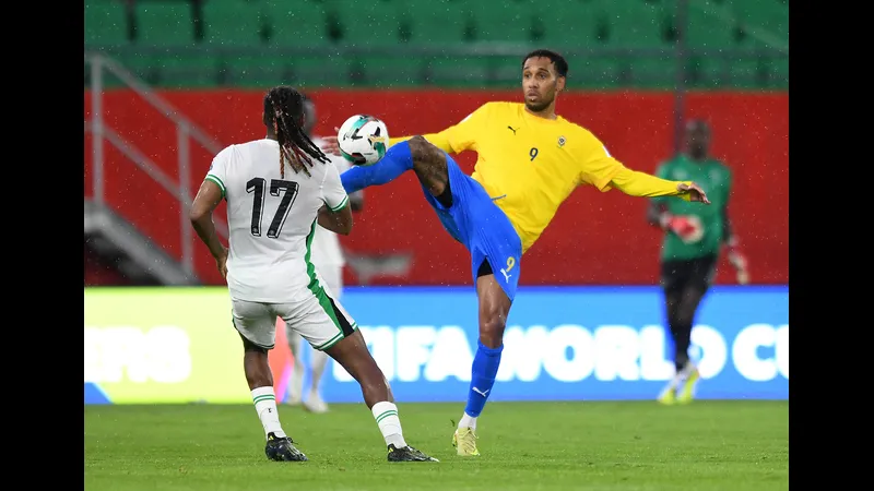 Cầu thủ Uzbekistan và Gabon tranh chấp bóng trên sân cỏ Cầu thủ Uzbekistan và Gabon tranh chấp bóng trên sân cỏ