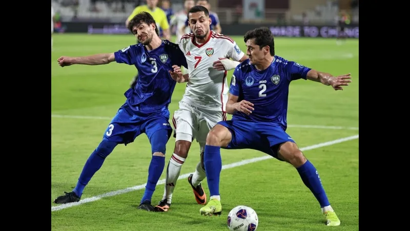 Cầu thủ Uzbekistan và Gabon tranh chấp quả bóng trên sân Cầu thủ Uzbekistan và Gabon tranh chấp quả bóng trên sân