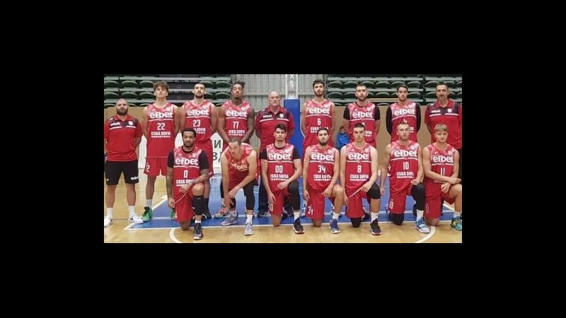 Cầu thủ CSKA Sofia tung cú sút mạnh trước Levski Sofia Cầu thủ CSKA Sofia tung cú sút mạnh trước Levski Sofia